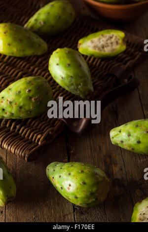 Les fruits de cactus vert organique cru prêt à manger Banque D'Images