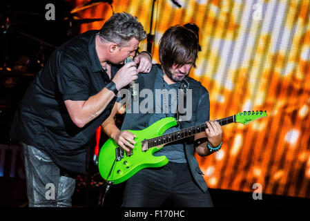 Toronto, Ontario, Canada. Août 28, 2015. Rascal Flatts est un groupe américain de musique country pop Rascal Flatts fonctionne à Amphithéâtre Molson Canadian, à Toronto. Membres du groupe : GARY LEVOX, JAY DEMARCUS ET JOE DON ROONEY © Igor Vidyashev/ZUMA/Alamy Fil Live News Banque D'Images