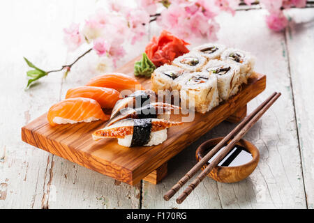 Ensemble avec sushi sashimi et sushi rolls sur conseil en bois d'olivier sur fond de bois bleu Banque D'Images