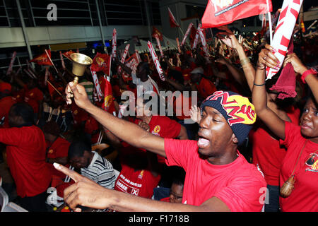 Saint Augustin, la Trinité-et-Tobago. 27 août, 2015. Les partisans du Mouvement national populaire (PNM) Parti politique lors d'un rassemblement dans le cadre de la campagne des élections générales le 27 août 2015 à St Augustine, Trinité. Le Dr Rowley est le candidat de la PNM d'être le prochain premier ministre lorsque des élections ont lieu le 07 septembre 2015. Credit : SEAN DRAKES/Alamy Live News Banque D'Images