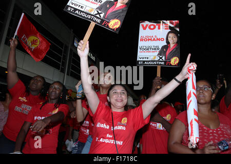 Saint Augustin, la Trinité-et-Tobago. 27 août, 2015. Les partisans du Mouvement national populaire (PNM) Parti politique lors d'un rassemblement dans le cadre de la campagne des élections générales le 27 août 2015 à St Augustine, Trinité. Le Dr Rowley est le candidat de la PNM d'être le prochain premier ministre lorsque des élections ont lieu le 07 septembre 2015. Credit : SEAN DRAKES/Alamy Live News Banque D'Images