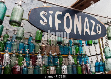 Les bouteilles de soda antique (siphons, sifonazo) à vendre au marché aux puces de la Plaza Dorrego, quartier de San Telmo, Buenos Aires, Argentine Banque D'Images