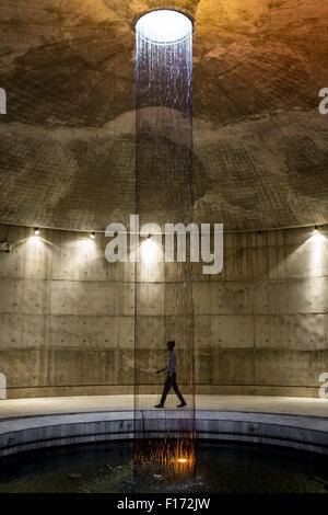 Dhaka, Bangladesh. Août 28, 2015. De l'eau artificiel tombe à l'intérieur du Musée de l'indépendance à Dhaka. Les gens viennent ici pour visiter pendant les vacances. Credit : Mohammad Ponir Hossain/ZUMA/Alamy Fil Live News Banque D'Images