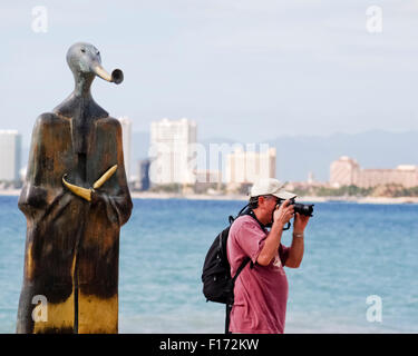 Un photographe imite inconsciemment une statue à Puerto Vallarta, Mexique Banque D'Images