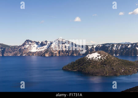 Beau paysage dans le lac du cratère avec une couleur bleu nuit dans le lac et l'île de l'assistant avec un peu de neige forment l'hiver Banque D'Images