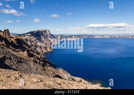Beau paysage dans le lac du cratère avec une couleur bleu nuit dans le lac et un cratère en pente Banque D'Images
