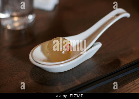 Balle de collagène en chinois à soupe en appui sur table en bois Banque D'Images