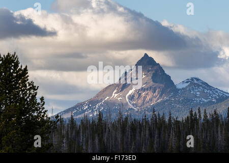 MT Thielsen en Oregon depuis un point de vue à Crater Lake National Park Banque D'Images