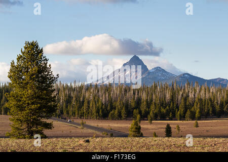 MT Thielsen en Oregon depuis un point de vue à Crater Lake National Park Banque D'Images