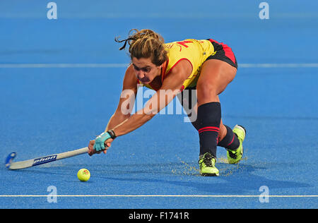 Lea Valley, London, UK. Août 28, 2015. Unibet EuroHockey Championships Jour 8. L'Angleterre contre l'Espagne. Lola Riera (ESP) efface la balle : Action Crédit Plus Sport/Alamy Live News Banque D'Images