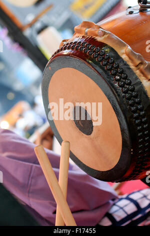 Tambours Taiko joué close up Banque D'Images