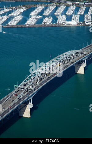 Auckland Harbour Bridge et Westhaven Marina, Auckland, île du Nord, Nouvelle-Zélande - vue aérienne Banque D'Images