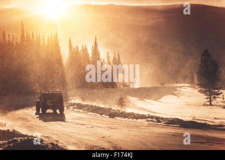Les conditions routières hivernales extrêmes. Route de montagne du Colorado et la tempête de l'hiver avec haut vent. Toutes les roues motrices SUV sur la route glacée Banque D'Images