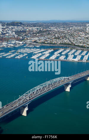 Auckland Harbour Bridge et Westhaven Marina, Auckland, île du Nord, Nouvelle-Zélande - vue aérienne Banque D'Images