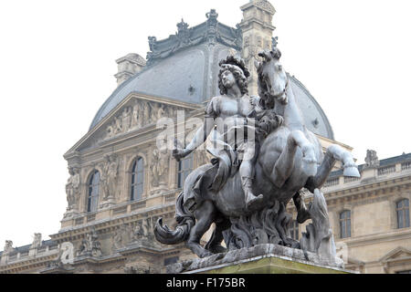 Statue équestre du roi Louis XIV dans la cour du musée du Louvre. Réalisé par Gian Lorenzo Bernini, à Paris, France Banque D'Images