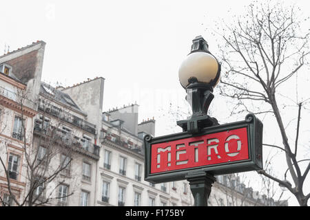 Une photographie d'un signe de métro à Paris, France Banque D'Images