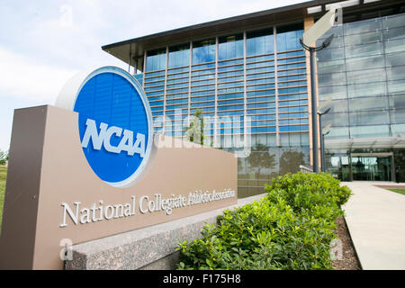 Un logo affiche à l'extérieur du siège de la National Collegiate Athletic Association (NCAA) à Indianapolis, Indiana sur Augus Banque D'Images