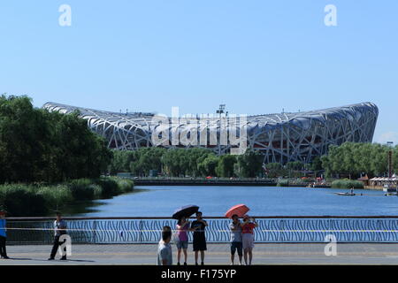 Beijing, Chine. Août 22, 2015. Vue générale de l'ATHLÉTISME : Beijing National Stadium est perçu comme spectateurs de prendre des photos avec leurs téléphones portables lors du marathon masculin de la première journée de la 15es Championnats du monde d'athlétisme 2015 de Pékin à Beijing, Chine . Credit : Toshihiro Kitagawa/AFLO/Alamy Live News Banque D'Images