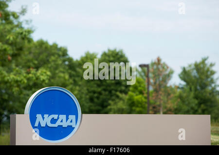 Un logo affiche à l'extérieur du siège de la National Collegiate Athletic Association (NCAA) à Indianapolis, Indiana sur Augus Banque D'Images