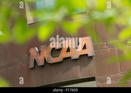 Un logo affiche à l'extérieur du siège de la National Collegiate Athletic Association (NCAA) à Indianapolis, Indiana sur Augus Banque D'Images