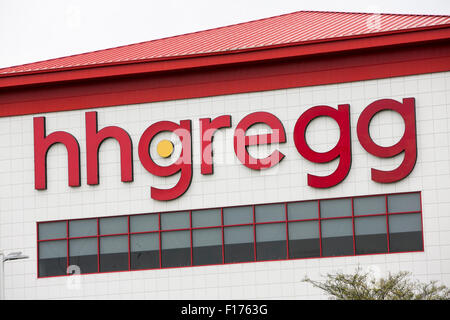 Un logo affiche à l'extérieur du siège de hhgregg, Inc., à Indianapolis, Indiana le 15 août 2015. Banque D'Images