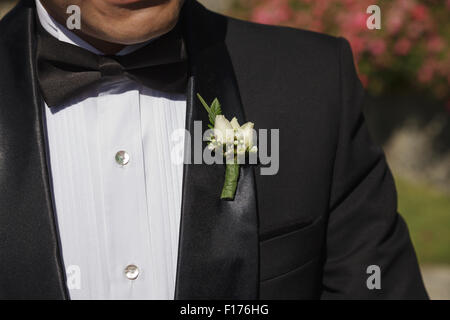 Marié avec Fleur de mariage et Tuxedo Banque D'Images