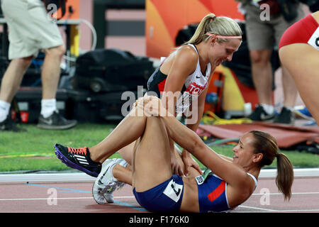 Beijing, Chine. Août 23, 2015. (T-B) Brianne Theisen-Eaton (CAN), Jessica Ennis-Hill (GBR) Athlétisme : Jessica Ennis-Hill médaillé d'or de Grande-bretagne célèbre Theisen-Eaton avec Brianne, médaillé d'argent du Canada après la finale 800m cas de l'heptathlon femmes le deuxième jour de la 15es Championnats du monde d'athlétisme 2015 à Pékin Beijing National Stadium à Beijing, Chine . Credit : Toshihiro Kitagawa/AFLO/Alamy Live News Banque D'Images