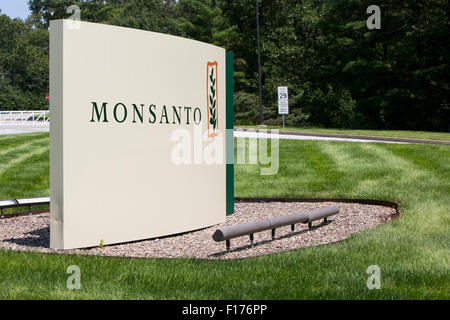 Un logo affiche à l'extérieur du siège de la société Monsanto, à Saint Louis, Missouri le 16 août 2015. Banque D'Images