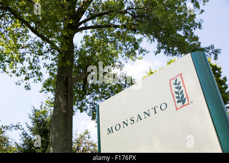 Un logo affiche à l'extérieur du siège de la société Monsanto, à Saint Louis, Missouri le 16 août 2015. Banque D'Images