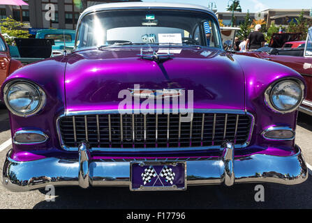 Vue frontale d'une Chevrolet 1955 pourpre à un salon de voitures, Gig Harbor, Washington. 1er août 2015 Banque D'Images