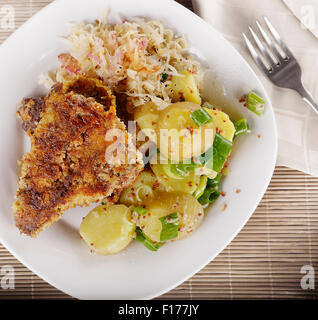 Schnitzel avec la salade de pommes de terre et de la Choucroute,vue d'en haut Banque D'Images