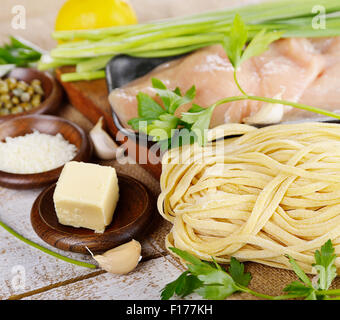 Ingrédients de cuisson avec des pâtes et filets. Banque D'Images
