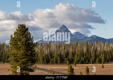 MT Thielsen en Oregon depuis un point de vue à Crater Lake National Park Banque D'Images