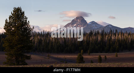 MT Thielsen en Oregon depuis un point de vue à Crater Lake National Park Banque D'Images