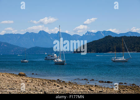 Les bateaux de plaisance ancrés au large de la plage de Gibson's Landing sur la Sunshine Coast de la Colombie-Britannique, Banque D'Images