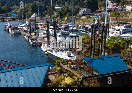 Marina dans le port de Gibson's Landing sur la Sunshine Coast de la Colombie-Britannique Banque D'Images