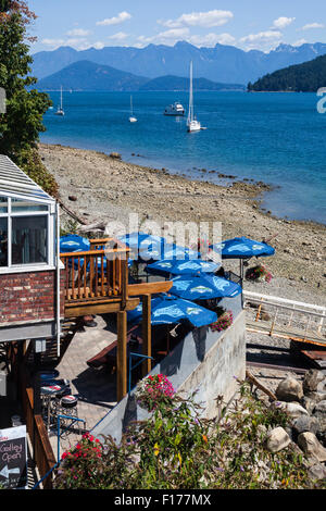 Petit restaurant au bord de l'eau de Gibson's Landing sur la Sunshine Coast de la Colombie-Britannique Banque D'Images