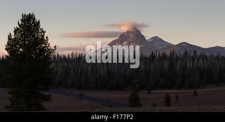 MT Thielsen en Oregon depuis un point de vue à Crater Lake National Park Banque D'Images