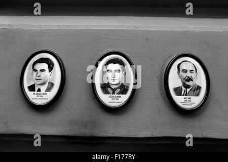 Des photographies de personnes exécutées en 1956/1957 sur le mur de la Maison de la terreur, Andrassy ut 60, Budapest, Hongrie Banque D'Images