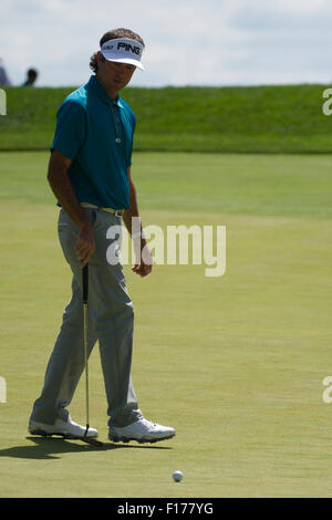 Edison, NJ, USA. Août 28, 2015. Bubba Watson (USA) guide le vert pendant la deuxième ronde de la Barclays Fed Ex Champion à Plainfield Country Club à Edison, NEW JERSEY Kostas Lymperopoulos/csm/Alamy Live News Banque D'Images