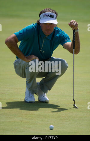 Edison, NJ, USA. Août 28, 2015. Bubba Watson (USA) études la balle pendant le deuxième tour de la Barclays Fed Ex Champion à Plainfield Country Club à Edison, NEW JERSEY Kostas Lymperopoulos/csm/Alamy Live News Banque D'Images