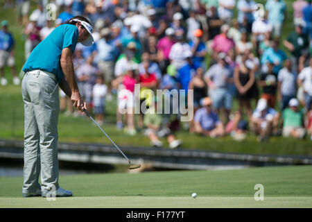 Edison, NJ, USA. Août 28, 2015. Bubba Watson (USA) putts sur le 3e trou au cours de la deuxième série de l'Indice Barclays Fed Ex Champion à Plainfield Country Club à Edison, NEW JERSEY Kostas Lymperopoulos/csm/Alamy Live News Banque D'Images