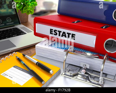 Classeur rouge avec l'inscription sur la table de travail de fond avec les fournitures de bureau, ordinateur portable, des rapports. Illustration aux tons Banque D'Images