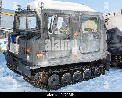 Véhicule de fret suivi militaire articulée avec deux unités sur la neige Banque D'Images