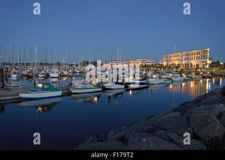 Marina dans la soirée, Rostock, Rostock, Mecklembourg-Poméranie occidentale, Allemagne Banque D'Images