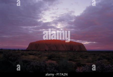 Uluru, Ayers Rock, au coeur du territoire du nord du désert du Centre Rouge est considérée comme l'une des principales attractions touristiques de l'Australie. Banque D'Images