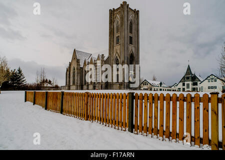 Église de landakot neigé dans la vieille ville de Reykjavik en Islande. Banque D'Images