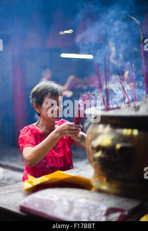 Vieille Femme prie au temple de Jin de Yuan à Jakarta au cours de célébration du Nouvel An lunaire. © Anastasia Ika Banque D'Images