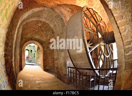 France, Normandie : roue de transport dans l'abbaye du Mont Saint Michel Banque D'Images