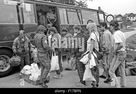 L'arrivée d'un train spécial avec 800 réfugiés de l'Allemagne de l'est de Prague, Ahrweiler, un mois avant la chute du mur de Berlin Banque D'Images